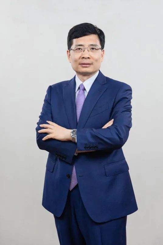 EduardoPBraun's tweet photo. #ZhouYunjie, #CEO de #HaierGroup nos cuenta que un día se levantaron y se dieron cuenta de que ya eran ¡100 mil empleados!  ¿Cómo conectar todo con todo? Ahí vino la idea de #ecosistema. Y el sistema #rendanheyi, es decir, maximizar el valor de todo [abro hilo] https://t.co/novrFxB4hU