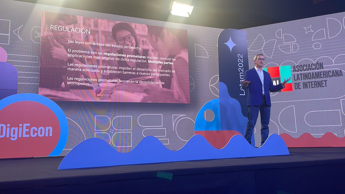 raulecheberria's tweet photo. @oscarrobles habla de diversos modelos de negocios y operativos para conectar al 40% de personas del mundo no conectadas aún. “La solución no va a venir de un solo modelo o tecnología” afirma. #DigiEcon2022 - en vivo en https://t.co/waxfENljjw https://t.co/RCaLrrRZlA