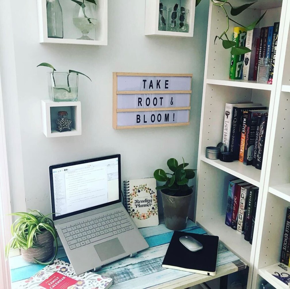 ThatChandraFish's tweet photo. The newest edition of The Writing Folks is LIVE, featuring YOURS TRULY! I've written about making your writing space beautiful and functional. Link in the thread! https://t.co/tWr6ERuDpU