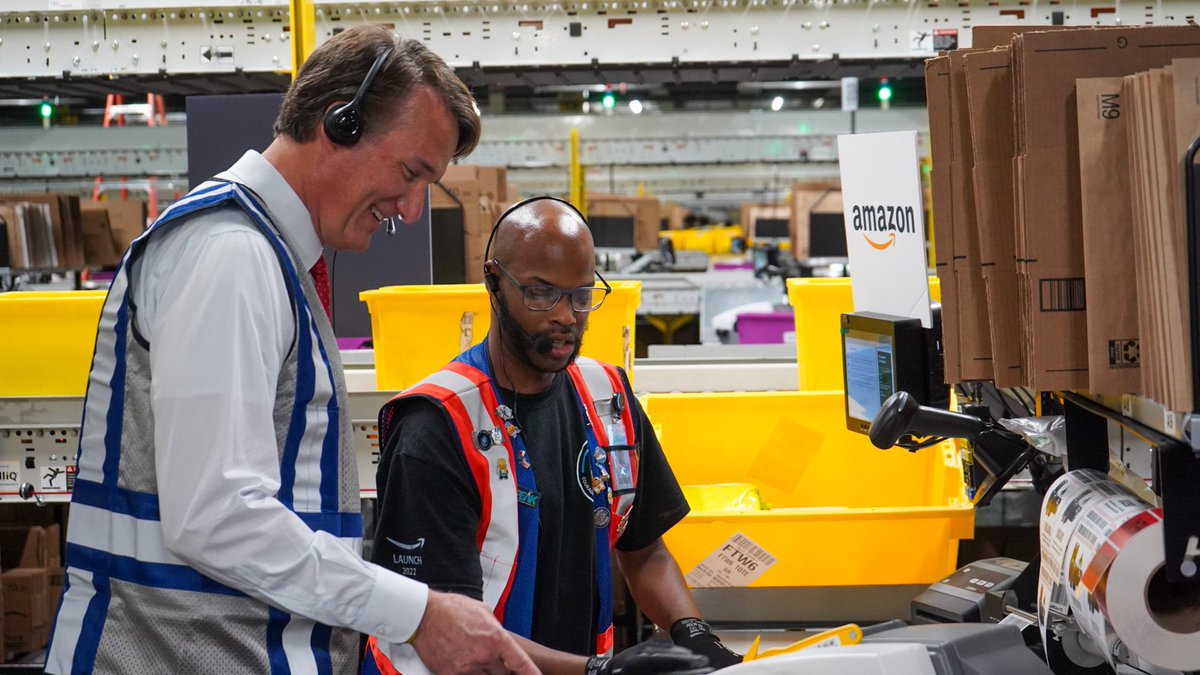 GovernorVA74's tweet photo. It was exciting to be in Suffolk today to celebrate the completion of @amazon’s new state-of-the-art, first-of-its-kind robotics fulfillment center.

Amazon reaffirms our commitment to making Suffolk, and the entire Commonwealth, the best place to live, work and raise a family. https://t.co/OnMCjYrCeS