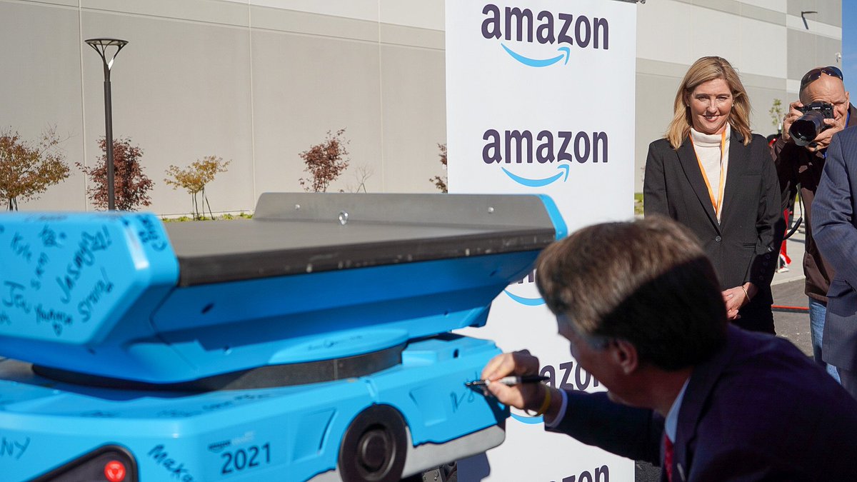 GovernorVA74's tweet photo. It was exciting to be in Suffolk today to celebrate the completion of @amazon’s new state-of-the-art, first-of-its-kind robotics fulfillment center.

Amazon reaffirms our commitment to making Suffolk, and the entire Commonwealth, the best place to live, work and raise a family. https://t.co/OnMCjYrCeS