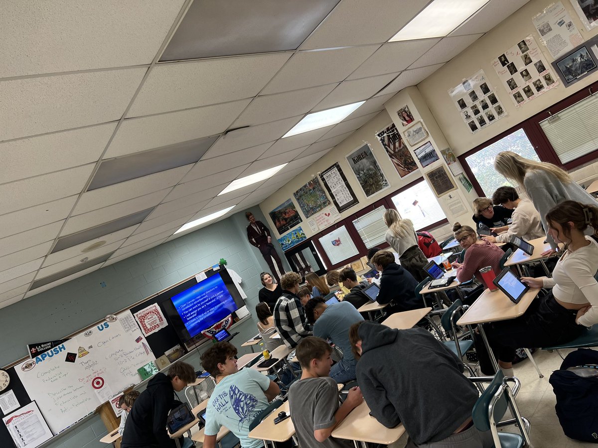 RobertRaffaele's tweet photo. @EFWarriors APUSH classes working on print and video advertisements supporting or opposing the US Constitution. #federalists #antifederalists https://t.co/gAefHI3G1b