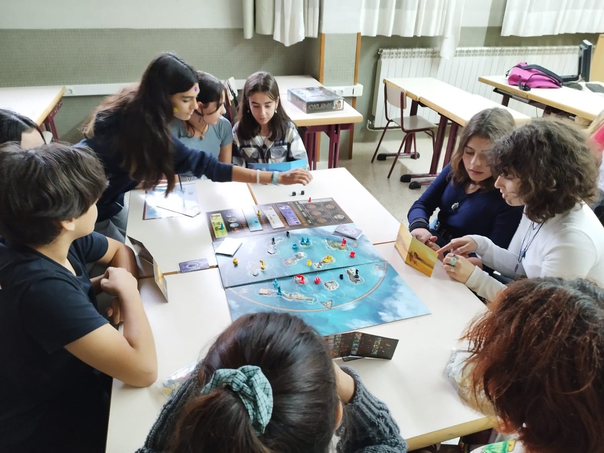 LaSalleLaSeu's tweet photo. Amb l'ajuda de dues alumnes de 4t ESO que van cursar l'optativa de Cultura Clàssica l'any passat, la Ruth i l'Urgell, l'alumnat de d'3r ESO aprèn continguts sobre la cultura grega amb el joc Cyclades de @EditionsMatagot #ABJ #ProjecteJoc https://t.co/wkd8ALexJY