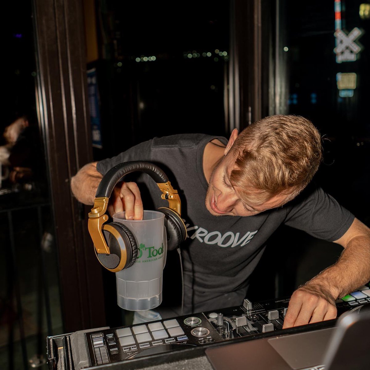 HeyCHOFF's tweet photo. Back on the block ๐งฑ teaching my mug how to DJ ๐ป tonight 10-2a at ๐#Otooles #RoyalOak https://t.co/2wbKCe5zwJ