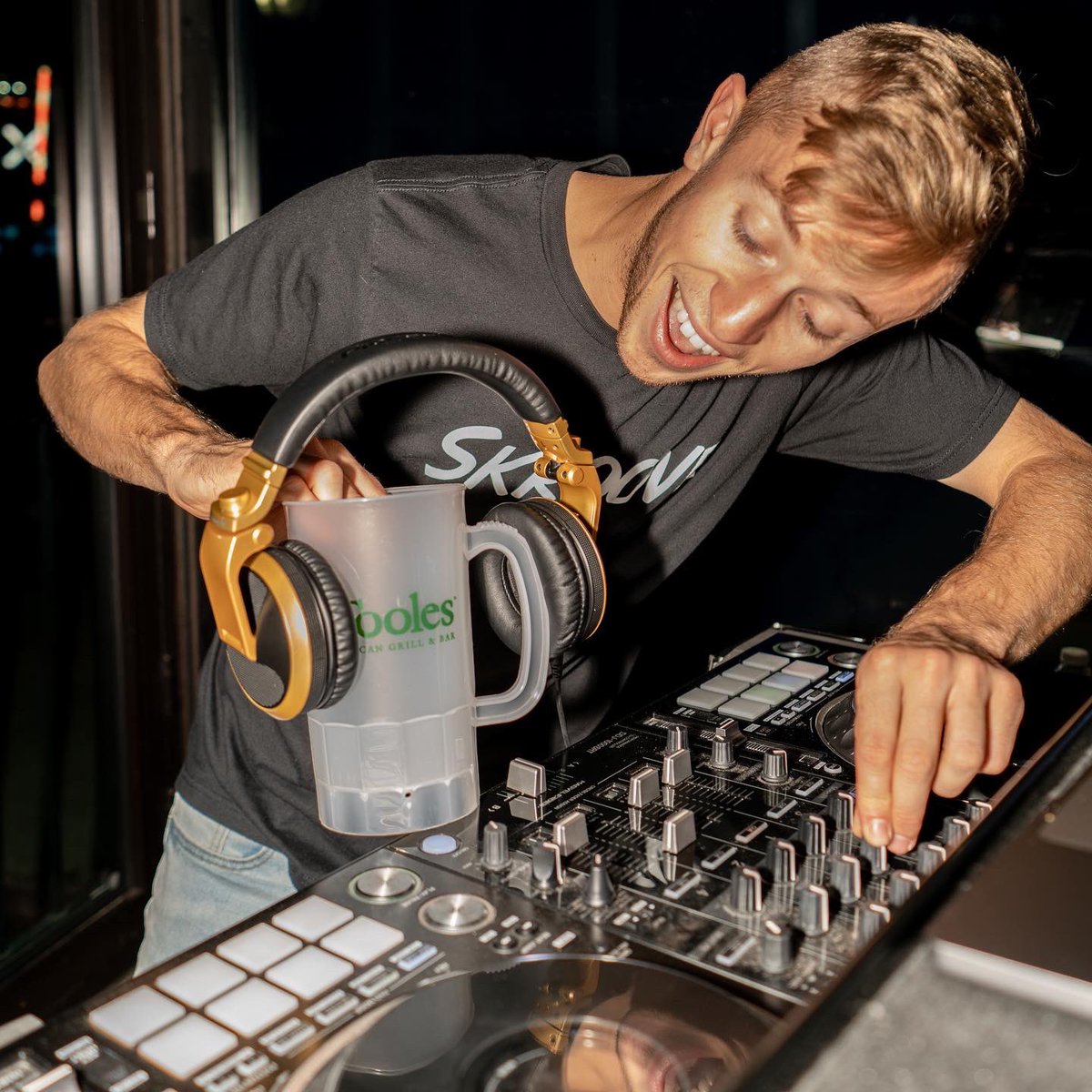 HeyCHOFF's tweet photo. Back on the block ๐งฑ teaching my mug how to DJ ๐ป tonight 10-2a at ๐#Otooles #RoyalOak https://t.co/2wbKCe5zwJ