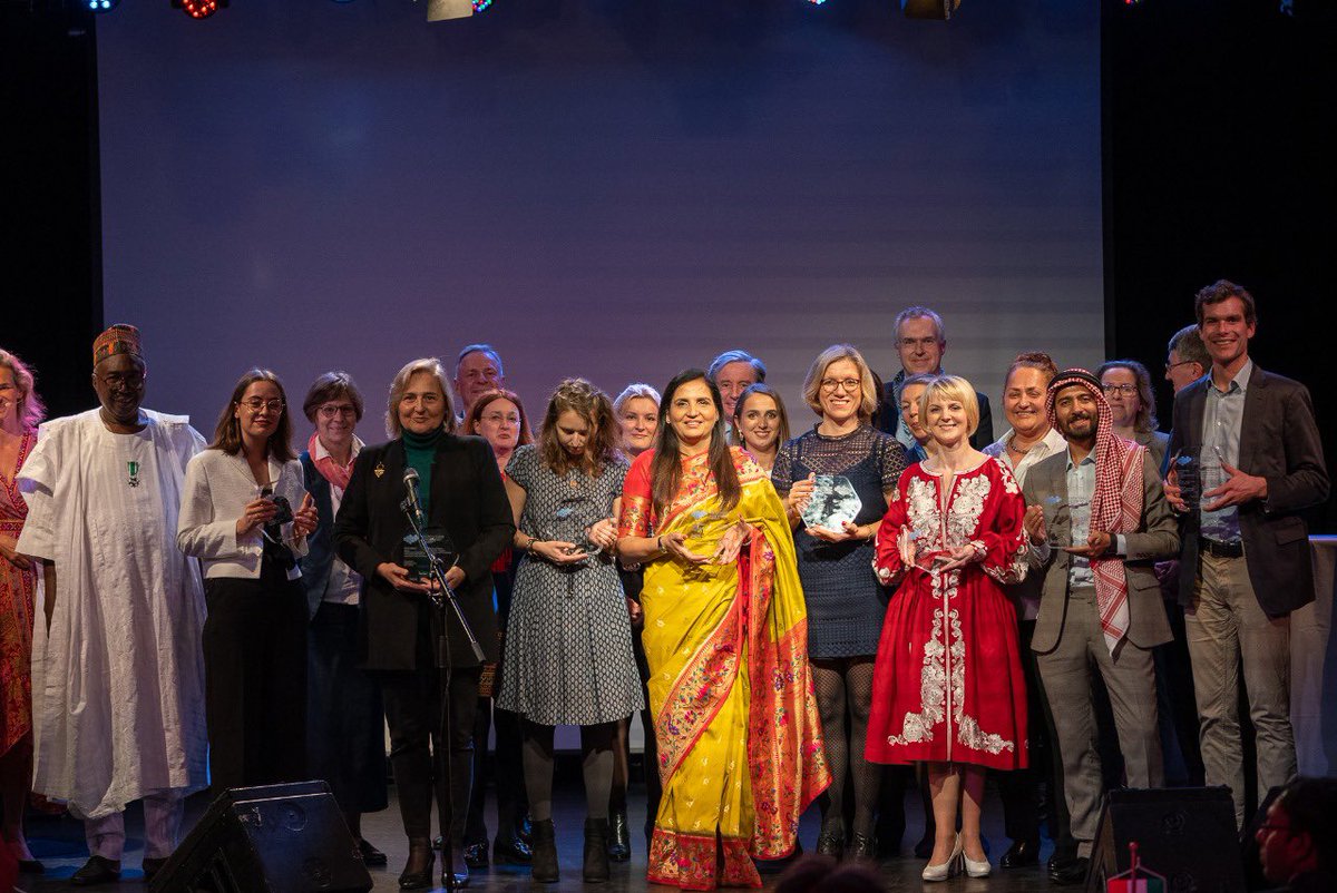 MtAbuSchool's tweet photo. @MtAbuSchool Delhi has been awarded “Intercultural Achievement Award” by Govt of Austria for #GlobalCitizenship Education promoting Inter-Cultural dialogues &amp; #Sustainability. Principal @JyotiAroraMtAbu received the award in a ceremony organised in Vienna, Austria. https://t.co/qI5MNGDBB5