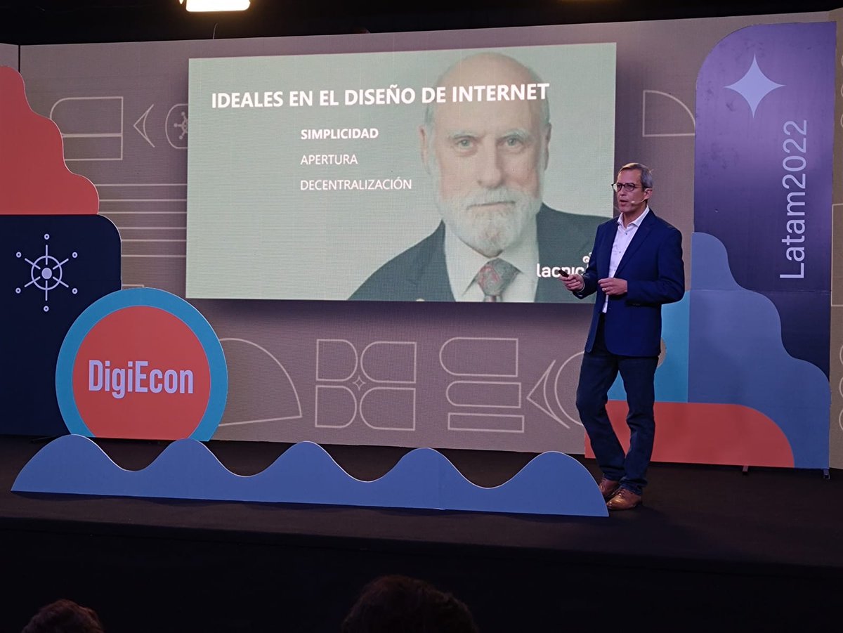 alai_lat's tweet photo. "Se establecieron 3 ideales en el diseño de internet. 
1) Simplicidad: que no sea compleja la red
2) Apertura: definiciones a disposición de cualquiera
3) Descentralización: evitar que pase por un gatekeeper que definiera la participación de la gente", @oscarrobles @lacnic . https://t.co/4f05qKghNl