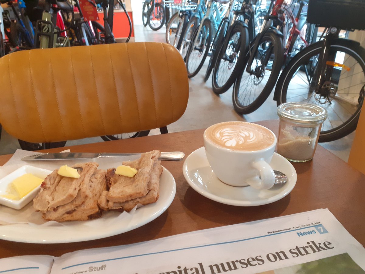 knitalotl's tweet photo. Breakfast after dropping off bike for a service. #bicyclejunction #bestscones https://t.co/BX9rCnBKce
