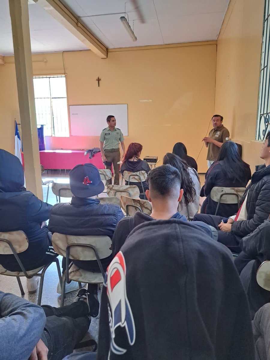 Carabineros de la Oficina MICC de la 2ª Comisaría #Quilpué dictan charlas a alumnos del colegio Obispo Lira Rafael Infante con el objetivo de informarles sobre los riesgos del consumo de drogas. #LaPrevenciónEsNuestraEsencia