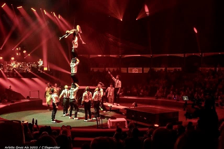 ArletteGruss's tweet photo. Réservé vite sur https://t.co/wB1kFSYpNQ
#ArletteGruss #dînershow #arlettegruss #cirquearlettegruss
#cirquearlettegrussofficiel #cirque #art #culture #merciavous #marque #Entrepreneurs #noel #évènementiel #hotels #télévision #Innovations #MadeinFrance #NouvelleAquitaine https://t.co/wOIcWffeLv