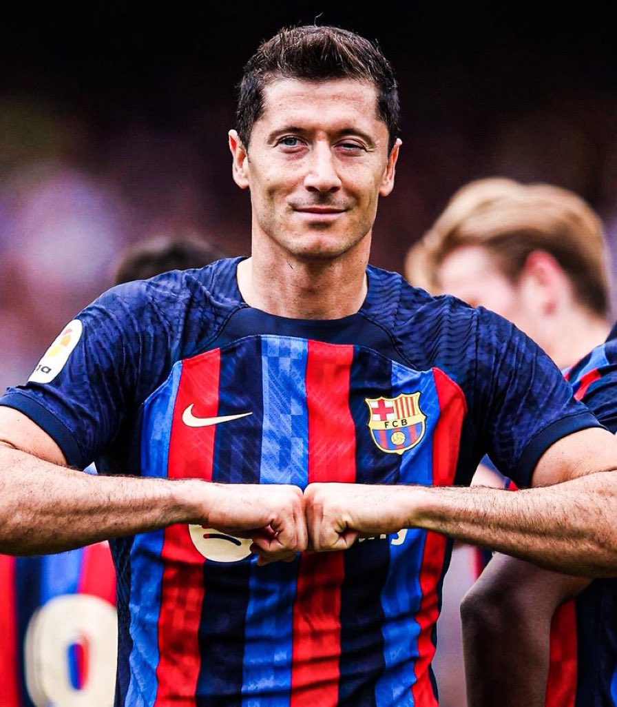 cristobalsoria's tweet photo. En las escuelas de fútbol deberían de poner imágenes de Robert Lewandowsky para que los niños aprendan los movimientos de un nueve puro…hoy exhibición del mejor delantero centro del mundo…!!! https://t.co/LwzgqS8HYx