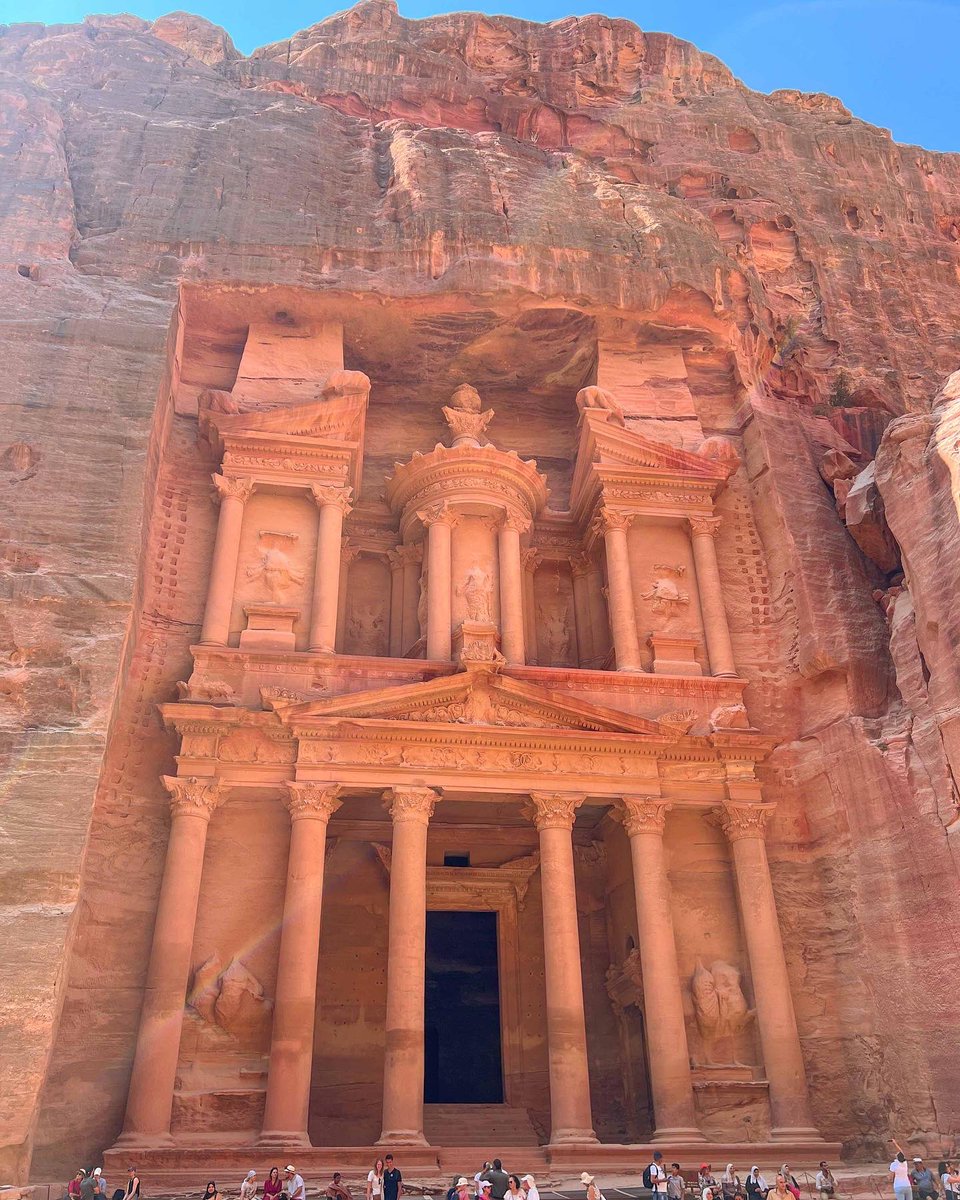 Visitando el Tesoro de Petra en Jordania 🇯🇴. Los dominicanos 🇩🇴  podemos ir sin tener que hacer procesos tediosos para el visado. Solo debes pagar una visa al llegar, se hace en el aeropuerto (de Jordania), es muy fácil. Leer los consejos en: instagram.com/p/Cj8bd3Mr-rM/…