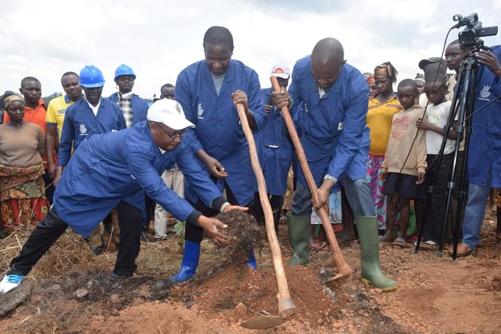 Gitega's tweet photo. #Burundi Kuri uyu wa 20/10/2022, Ubushikiranganji bwa @BMineagrie bwuguruye icese isekeza ryo gupompa,gufumbira no gutera imivyaro mishasha y'ikawa mu gihugu cose.Uwo mugirwa wabereye I @Gitega muri komine #Giheta umutumba #Gihuga https://t.co/xN8M1GEzsE