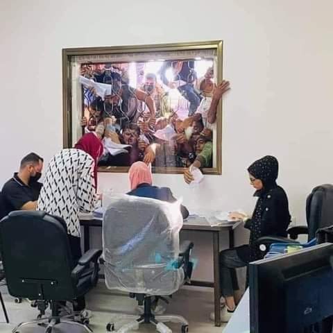 كلّ يوم طابور جديد ولوحات فنّية..
 تُرسَم على شبابيك الجارة الشّرقية🤭
Zoom 🧐