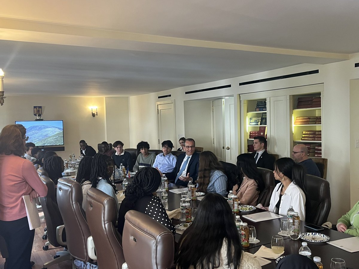 RomaniaUN_NY's tweet photo. Ambassador @CornelFeruta discussed with highschool students from @UHSSE_Hartford about #Romania’s foreign policy and its stance on multilateralism. The youth will represent Romania at next #MUN. 
Happy to also have with us @UNYouthRomania delegates who are present for the #UNGA77 https://t.co/MvxOA1gDhx