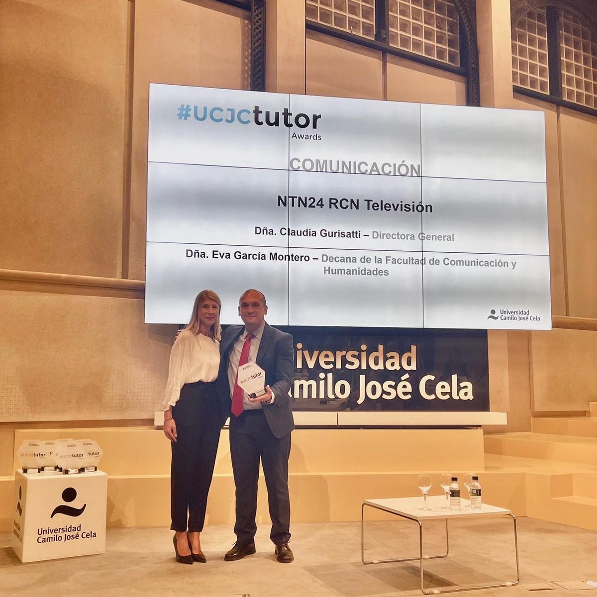 Alumnos_CAV's tweet photo. La @universidadcjc otorga el premio #tutorawards de Comunicación a @NTN24
por su compromiso formativo con los alumnos del Grado en #ComunicaciónAudiovisual y #NuevosMedios que han pasado por su sede de Washington, DC. Recoge el premio @AndresGilGomez, corresponsal de NTN24 🤩👏🏻 https://t.co/tEgWKaOY8f
