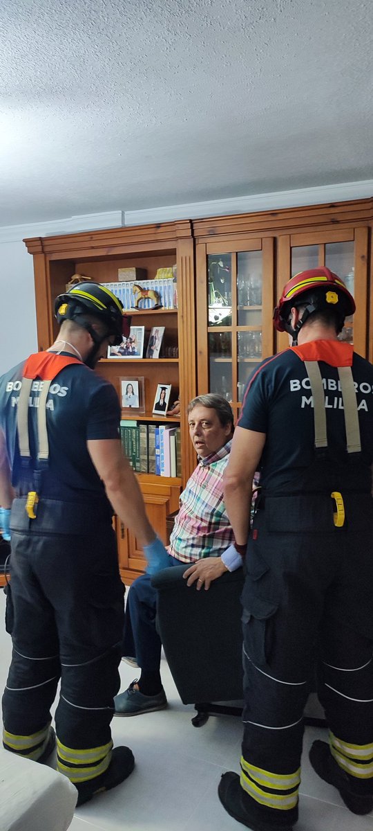 Agradecer el servicio prestado a <a href="/1BomberoMelilla/">UnbomberoenMelilla</a> ayudando a mi padre (persona de movilidad reducida) a subir a su vivienda (5ºpiso) por las escaleras que debido a un corte de luz se encontraba desde las 18.30 sin poder acceder a la misma. 💪🧑‍🚒. 
<a href="/segciudadanaML/">Consejería de Seguridad Ciudadana C.A. Melilla</a> <a href="/EdeCastro/">Eduardo De Castro González</a>