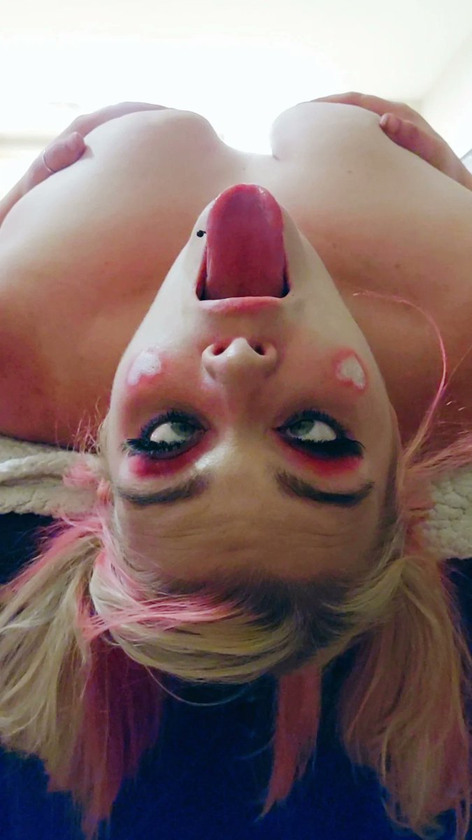 DrawnToFeet tweet media