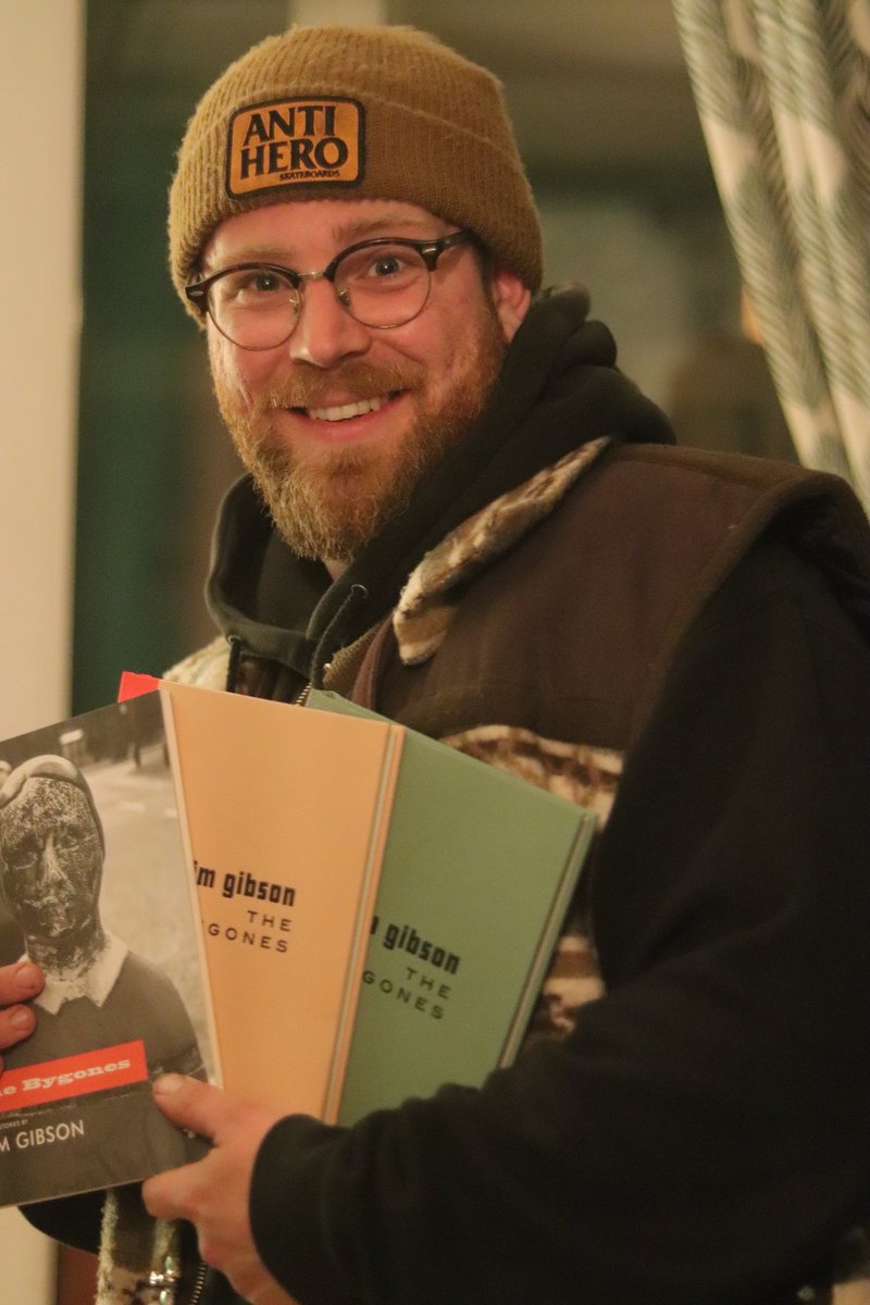 Here's the upbeat, non-posey version. The 'Look at me books, I bet you wanna read one, don't ya' pictures. I bet you do though. Go on. Treat yer sen.