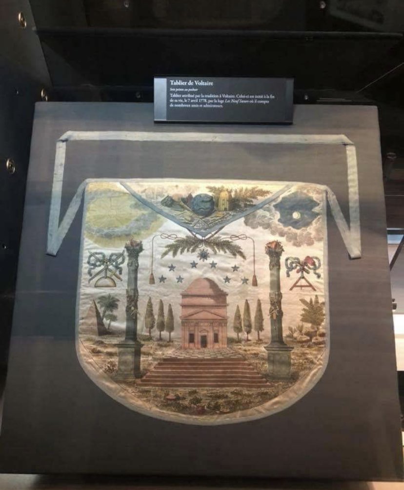 logia_c_alona's tweet image. Mandil de Voltaire. Museo de la francmasonería. Rue Cadet. París #GODF #ConstanteAlona #Alicante #masoneria #adogmatica #liberal