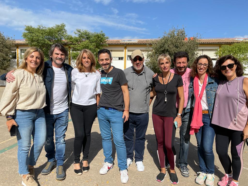 CeipLosCalifas's tweet photo. A principios de semana hemos recibido la visita de un famoso antiguo alumno de nuestro cole, el actor Fernando Tejero y del equipo de @7yaccion, productora de @El_Hormiguero, que ha grabado en #Córdoba el programa de televisión #CaminoACasa que trata sobre la infancia del actor https://t.co/7Hw9YPsn71
