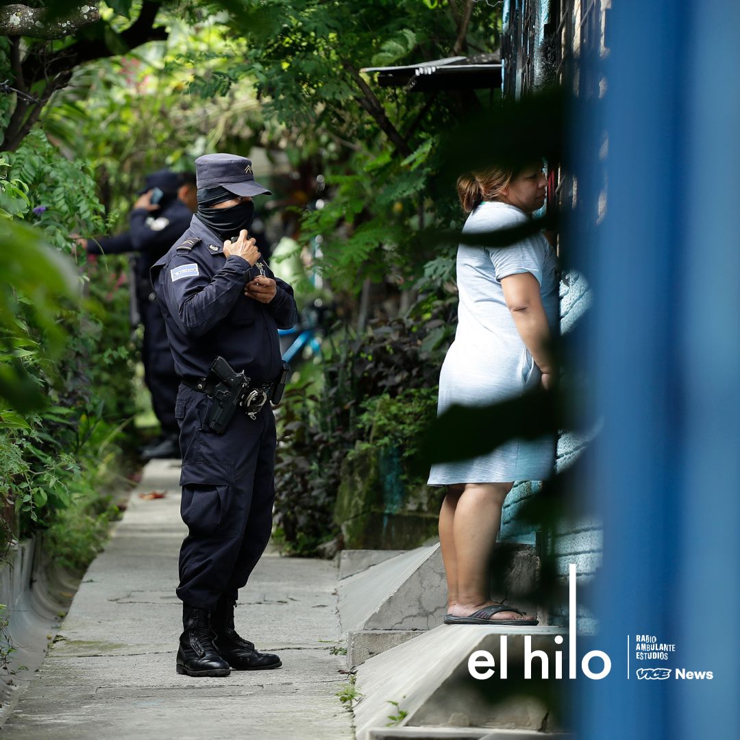 elhilopodcast's tweet photo. 🚨 Un régimen de excepción suspende garantías constitucionales. En El Salvador, el parlamento lo ha prorrogado siete veces: lo harán ‘hasta que capturen al último pandillero’ .
🤔¿Qué significa? Nos lo cuenta @JQuintanillaR_.
Escucha:
https://t.co/WGcKdXoZUi https://t.co/7fHjxC4tFG