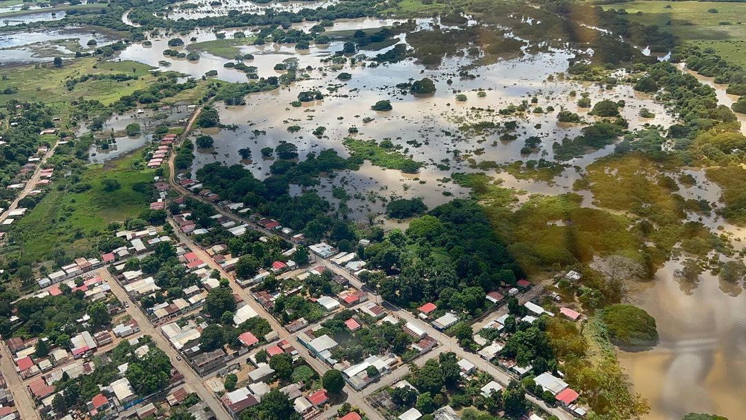 Clarines y Onoto han sufrido inundaciones afectando a casi 4 mil personas 

300 personas esan siendo atendidas en refugios.

El tránsito desde el peaje Unare hacia Clarines por la troncal 9 continúa cerrado hasta tanto no bajan las aguas #Anzoategui