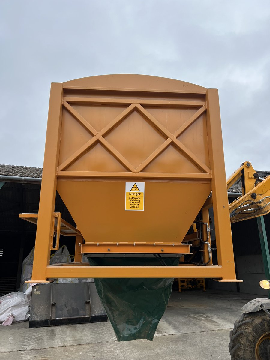 4t split hopper for sale. Hydraulic slides. Twin socks and fold down step. Will fill your drill or fert spinner in 45 seconds! Hardly used. DM for details.
