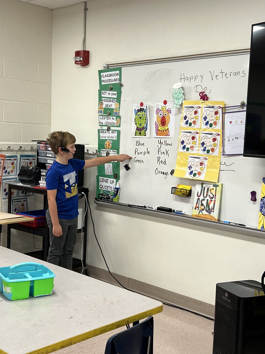 SandraWarshauer's tweet photo. Teacher assistant Rowan is teaching students in third grade about warm and cool colors. @HathawaySchool https://t.co/EJH2RnSXQY