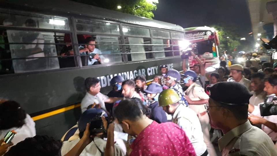 টেট-সফল চাকরি প্রার্থী আন্দোলনকারীদের উপর
মাঝরাতে পুলিশের বর্বরতা।।

হিংস্র মমতা প্রশাসন।
মহিলাদেরও নিস্তার নেই।।

রাজ্যজুড়ে আন্দোলন জারি থাকছে।।