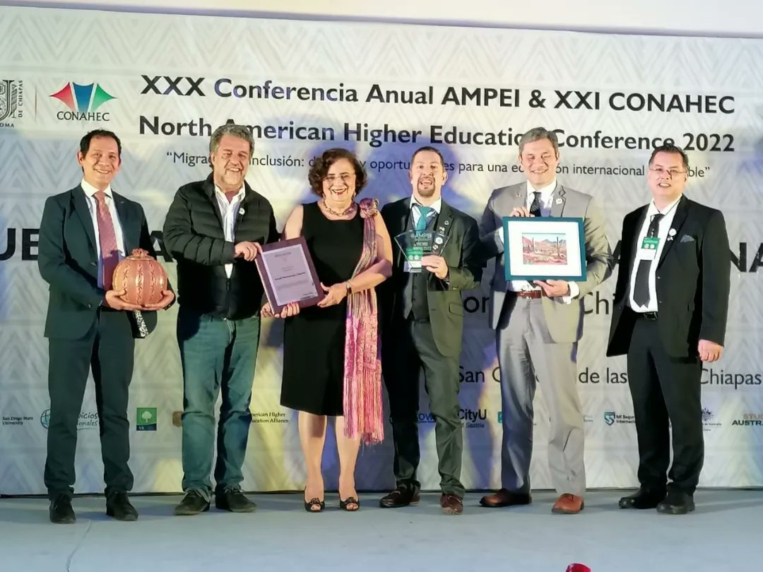 AMPEI1's tweet photo. 🎖 Muy complacidos con la presencia de importantes personalidades en el ámbito internacional, les compartimos un poco de lo vivido el día de hoy en la Muestra Cultural Internacional.
#internacionalización #EducaciónSuperior #Internacional #educacioninternacional #CONAHEC #AMPEI https://t.co/MFujAzf4q4