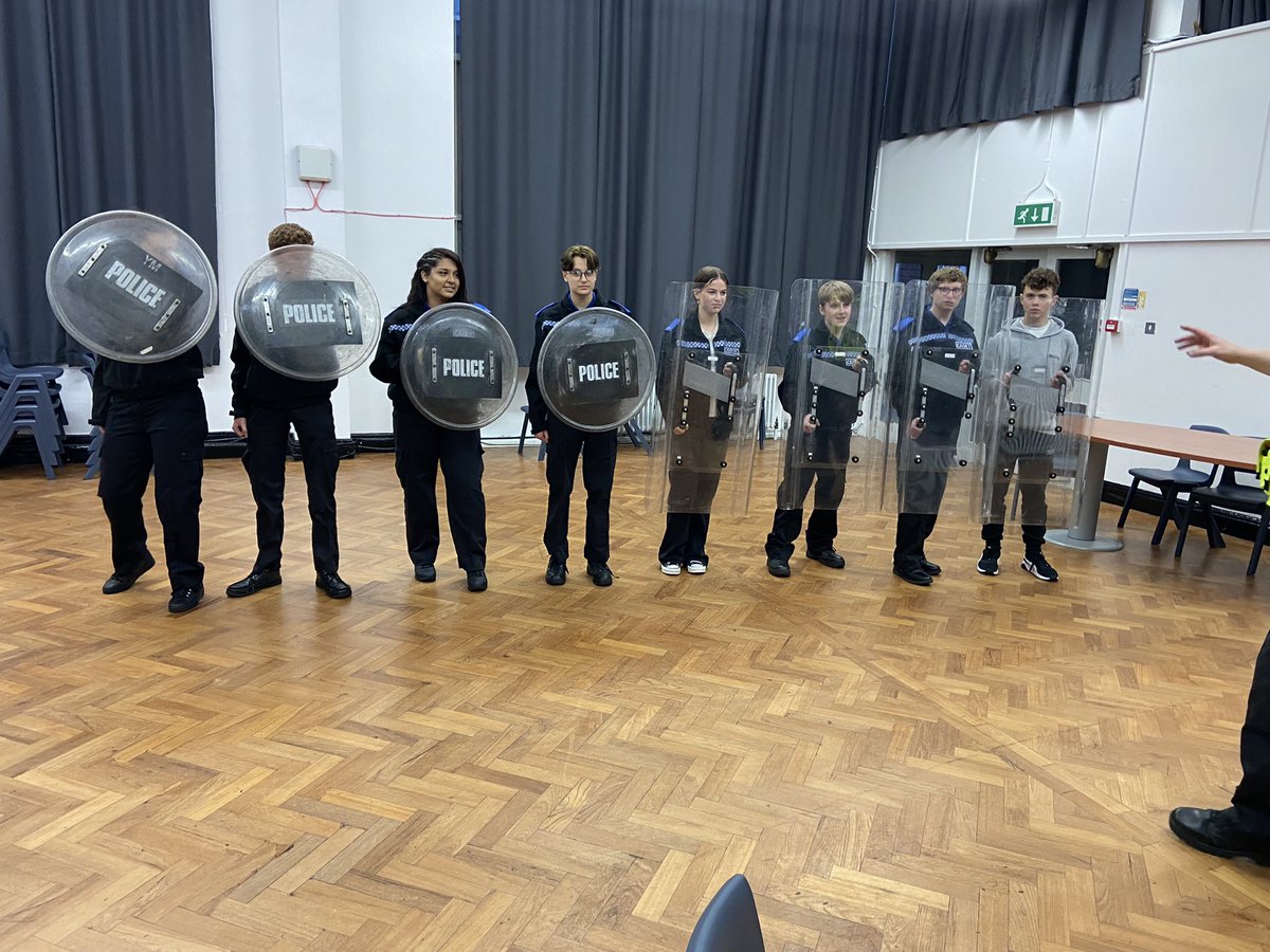 2DY Cadets had a fab unit session tonight! After starting the evening with an input from Dudley Chief Superintendent Tagg, they then had a visit from PC Edwards who showed them around a Public Order van & taught them how Officers use the shields! @DYPartnerships #vpc #wmpcadets