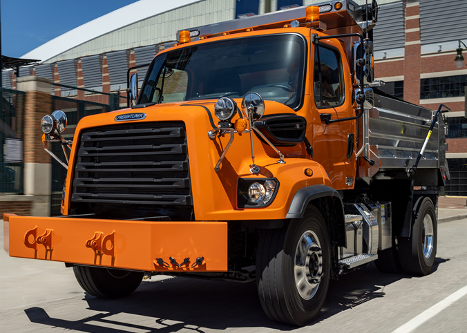 WeKnowTrucks's tweet photo. Nothing better than a fall day with a truck that #WorksSmart - @Freightliner Trucks #108SD https://t.co/Pu9FbmZcxS