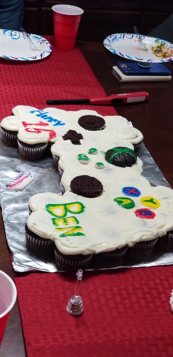 DolphinChick_24's tweet photo. If you need a Cake, My Sister @pinkrainbo23 can make them. She does a great job. #CAKE #foodphotography https://t.co/bPJEEDkqBv