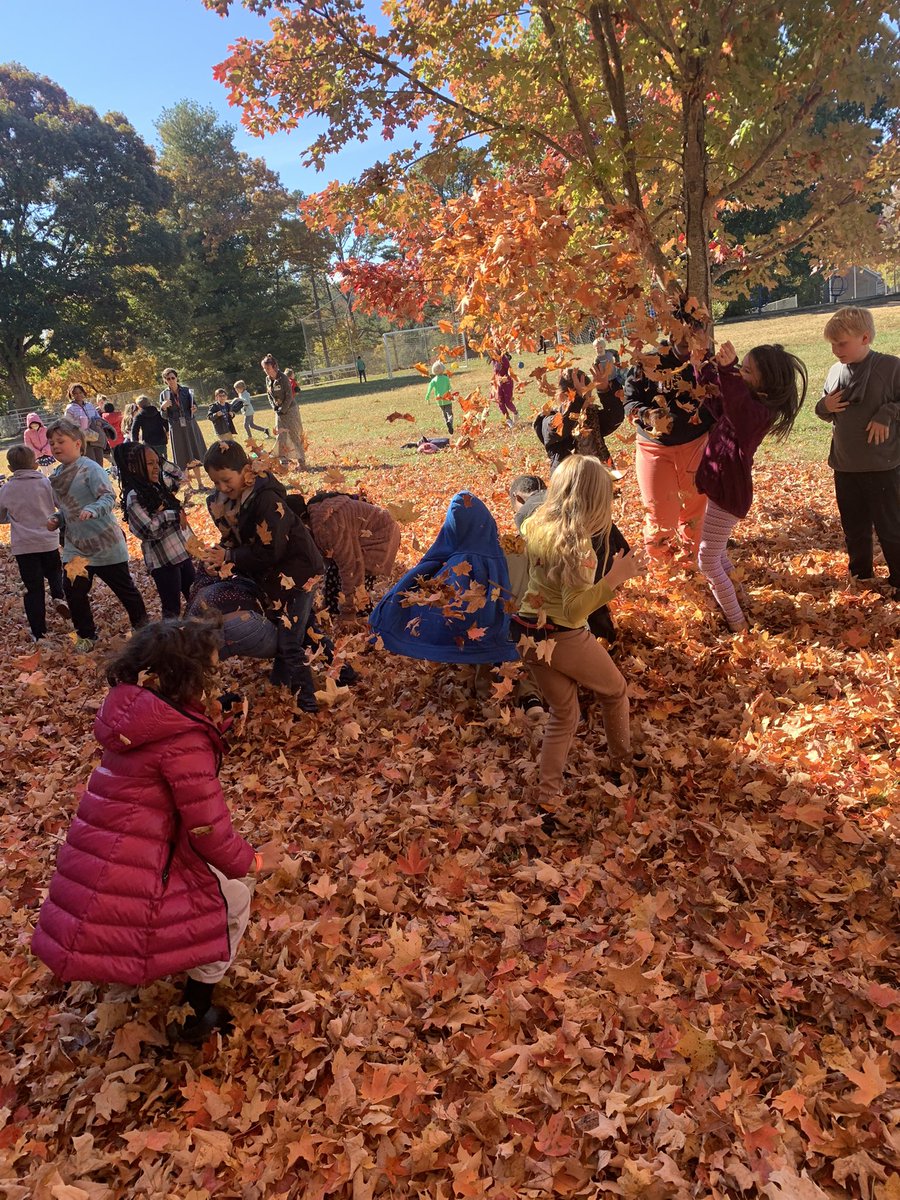 SusannaCerrato's tweet photo. Fall brought all the fun and excitement today. #noplacelikejones #theacsway @AVLCitySchools @Principal_IBJ https://t.co/H2oWRwzU8w