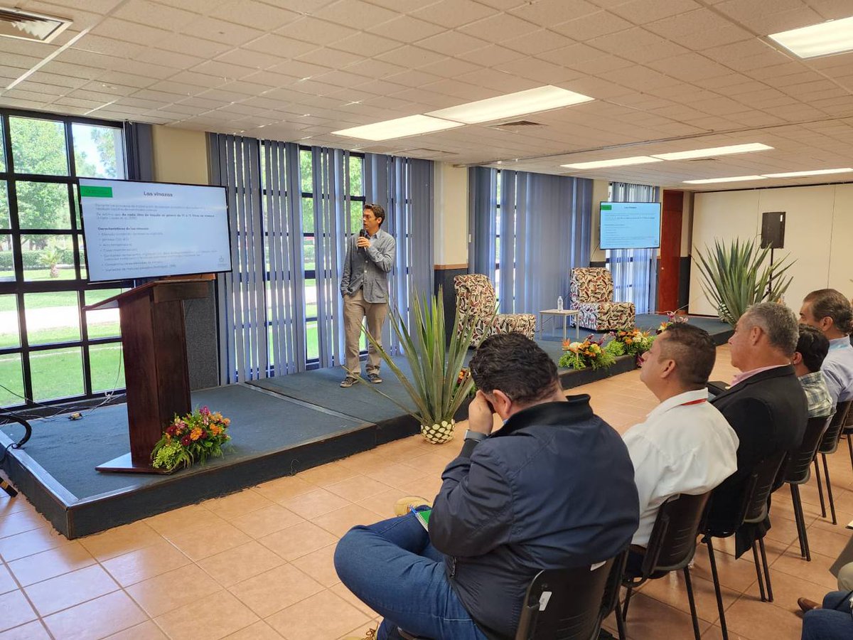 SemadetJal's tweet photo. La #Semadet y #Proepa participamos en el Primer Congreso Ambiental de la Industria Tequilera, organizado por @GobArandas. Hablamos sobre las atribuciones en materia de inspección y vigilancia, así como del diagnóstico en la producción de tequila y generación de vinazas. https://t.co/eIp03AFd5N
