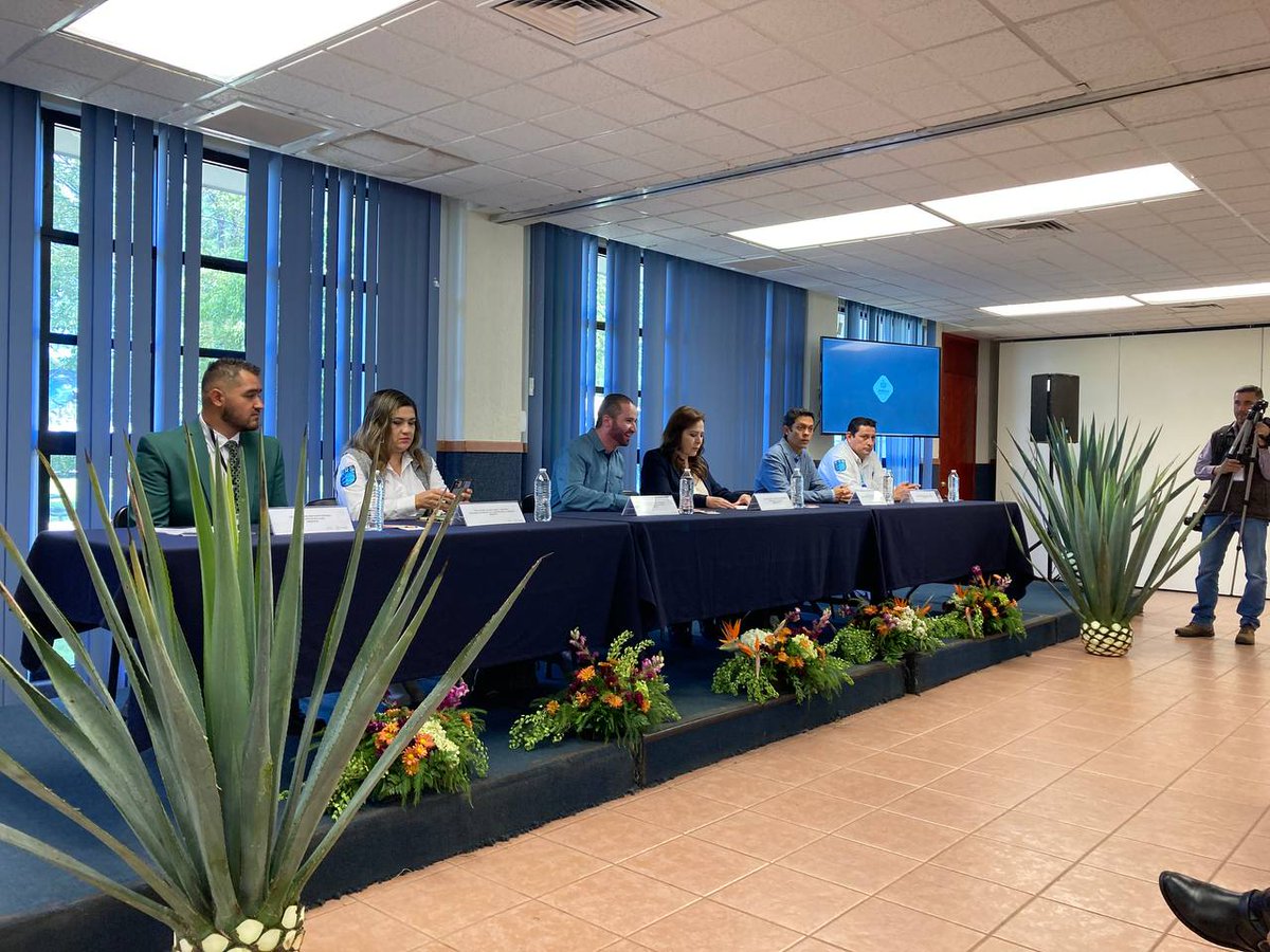 SemadetJal's tweet photo. La #Semadet y #Proepa participamos en el Primer Congreso Ambiental de la Industria Tequilera, organizado por @GobArandas. Hablamos sobre las atribuciones en materia de inspección y vigilancia, así como del diagnóstico en la producción de tequila y generación de vinazas. https://t.co/eIp03AFd5N