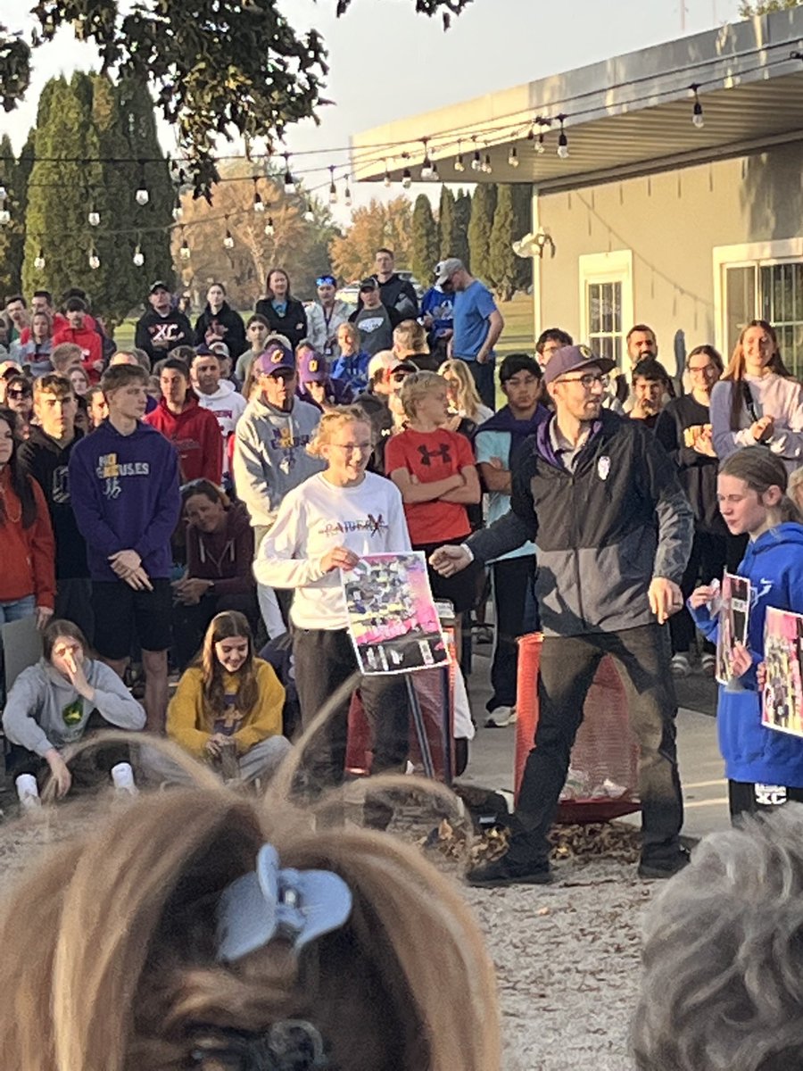 Congratulations to the Raider girls ⁦@WburgXCTrack⁩ team on qualifying for next week’s state meet! ⁦@IGHSAU⁩ #GoRaiders #TicketPunched