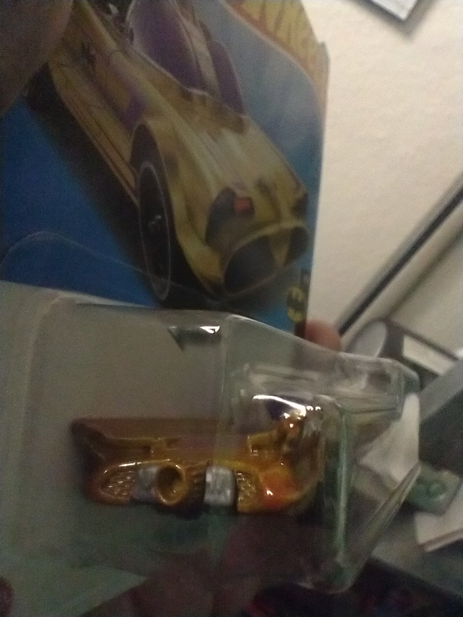 kd8bxp's tweet photo. Is this a factory error #HotWheels #Batman #Batmobile #Gold 2022 looks like a lot of red in the paint to me... #FactoryError (???) or is it just me..... I went back to the store this morning, I found one more that looked like it has a lot of red, but not as much as this one... https://t.co/rJVRVycqaK