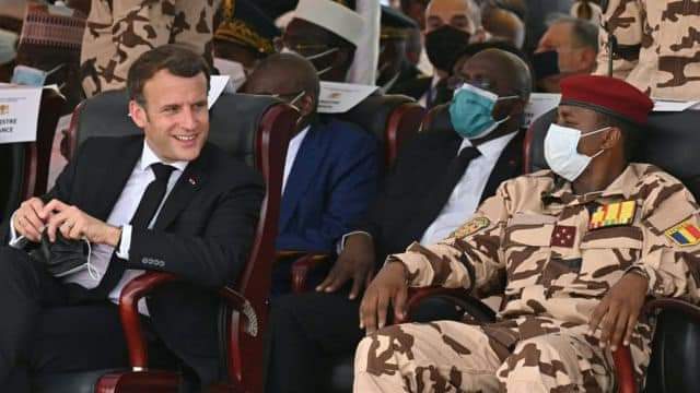 servium59's tweet photo. Emmanuel Macron, son ami Mahatma Déby. Les militaires tchadiens ont fusillé délibérément 20 personnes non armées. https://t.co/uYDUAj2znG