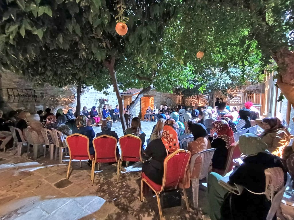 akkadin_hatay's tweet photo. 📍#AntakyaBelediyesiElSanatlarıMüzesi

Kadının kadını konuştuğu, keyifli bir gece geçirdik...

Tanışıp, muhabbet etmek, yeni yol arkadaşları kazanmakta cabası... 😉🤗

Bu davaya sözümüz var,
#Hedef2023 
Söyleyecek sözümüz var,
#TürkiyeYüzyılı https://t.co/PPPYSBajF5