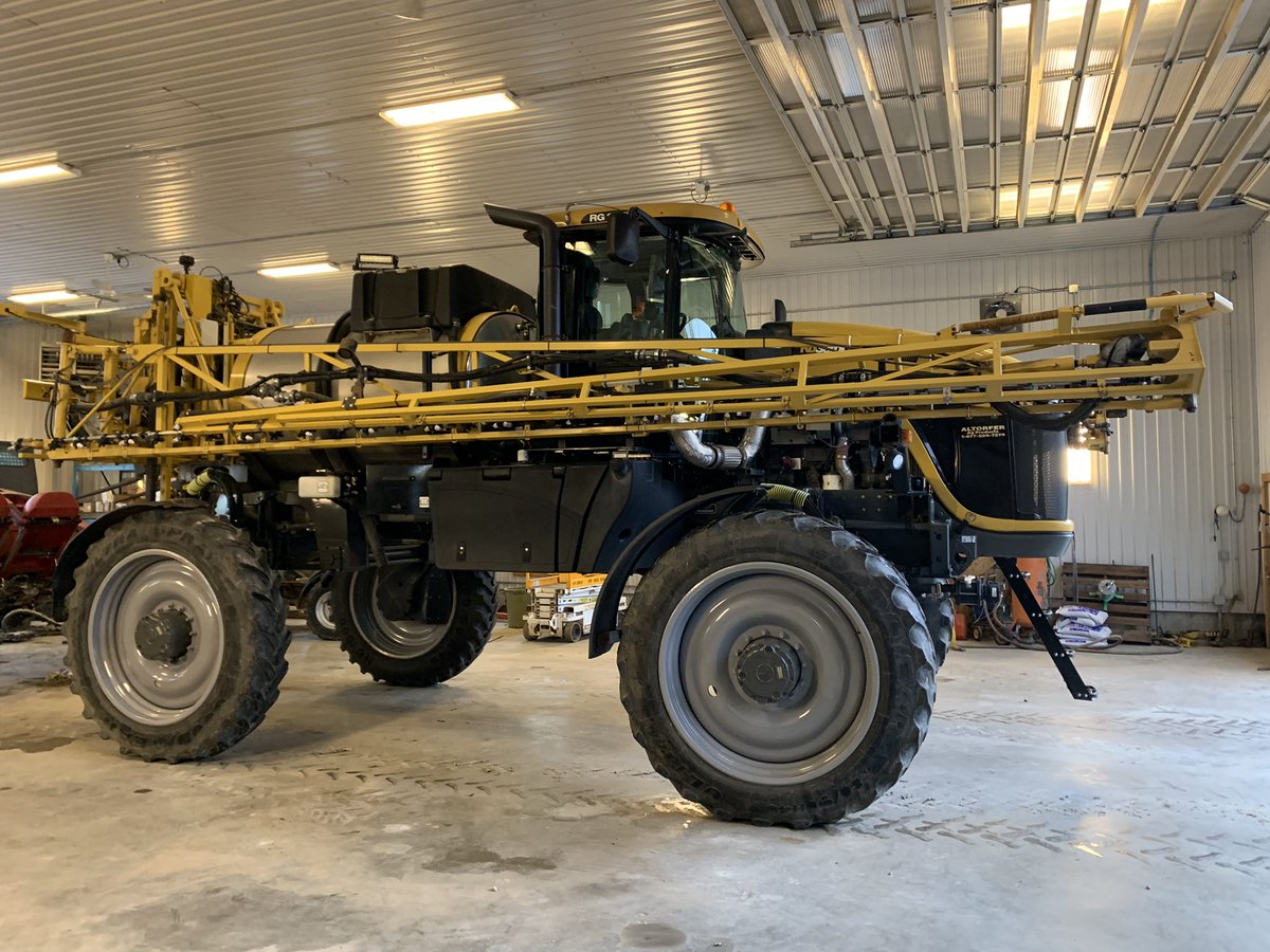 vantaygefarms's tweet image. Very clean RG1100 sprayer just in. 2710HRS, 1100gal, 100’, stainless plumbing, 380/90R46, viper pro, autosteer, section control, norac auto boom height, $137,500cdn.