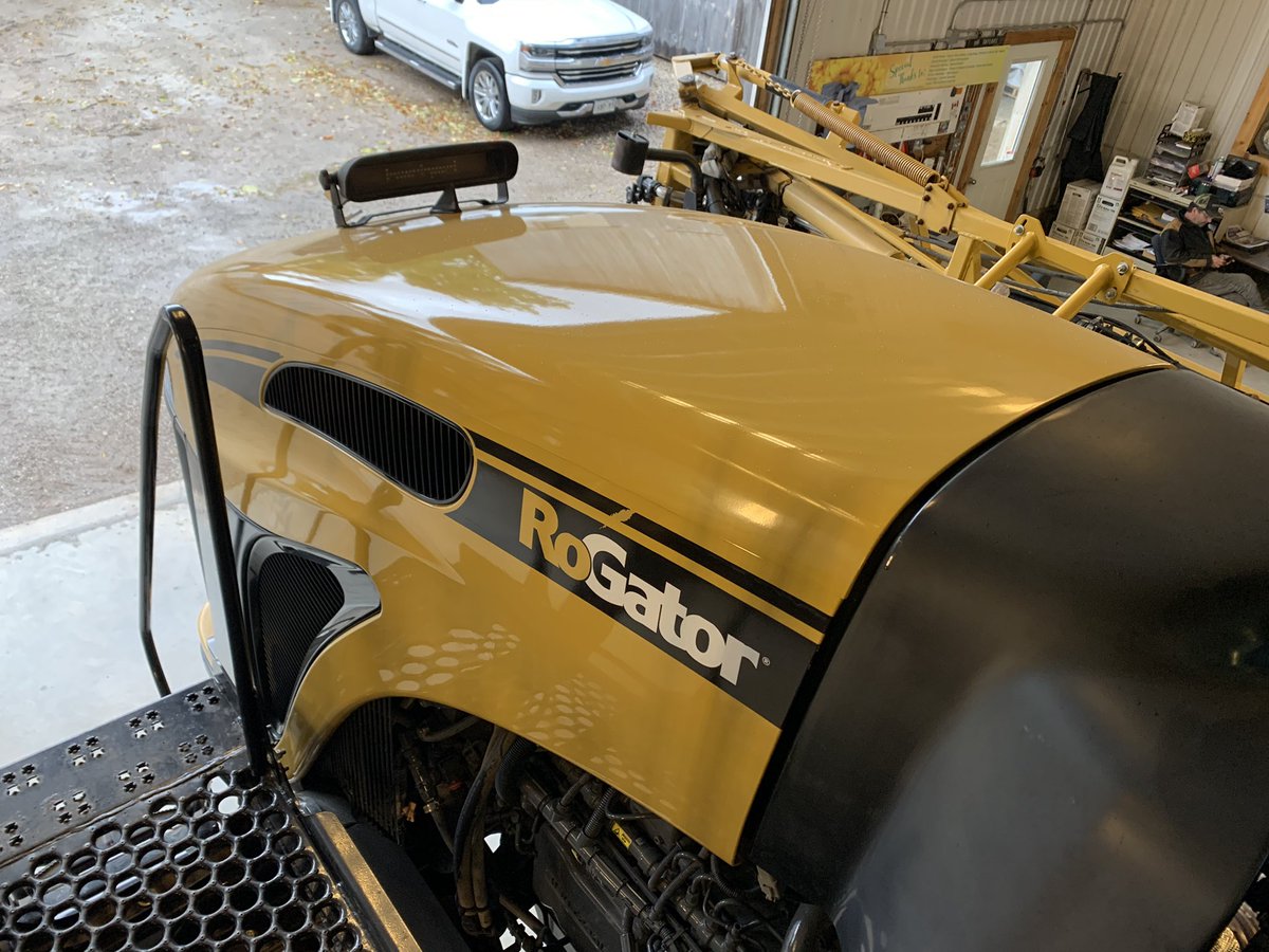 vantaygefarms's tweet image. Very clean RG1100 sprayer just in. 2710HRS, 1100gal, 100’, stainless plumbing, 380/90R46, viper pro, autosteer, section control, norac auto boom height, $137,500cdn.