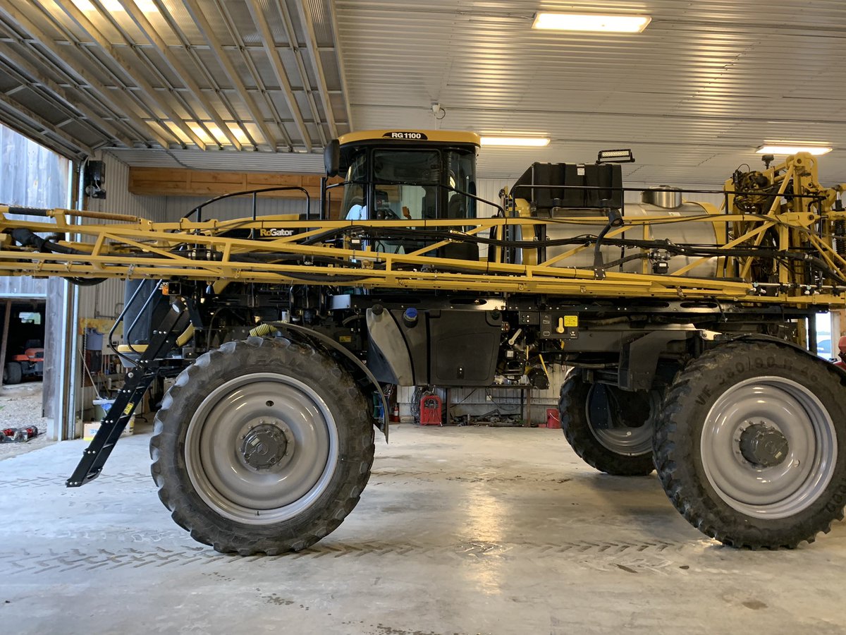 vantaygefarms's tweet image. Very clean RG1100 sprayer just in. 2710HRS, 1100gal, 100’, stainless plumbing, 380/90R46, viper pro, autosteer, section control, norac auto boom height, $137,500cdn.