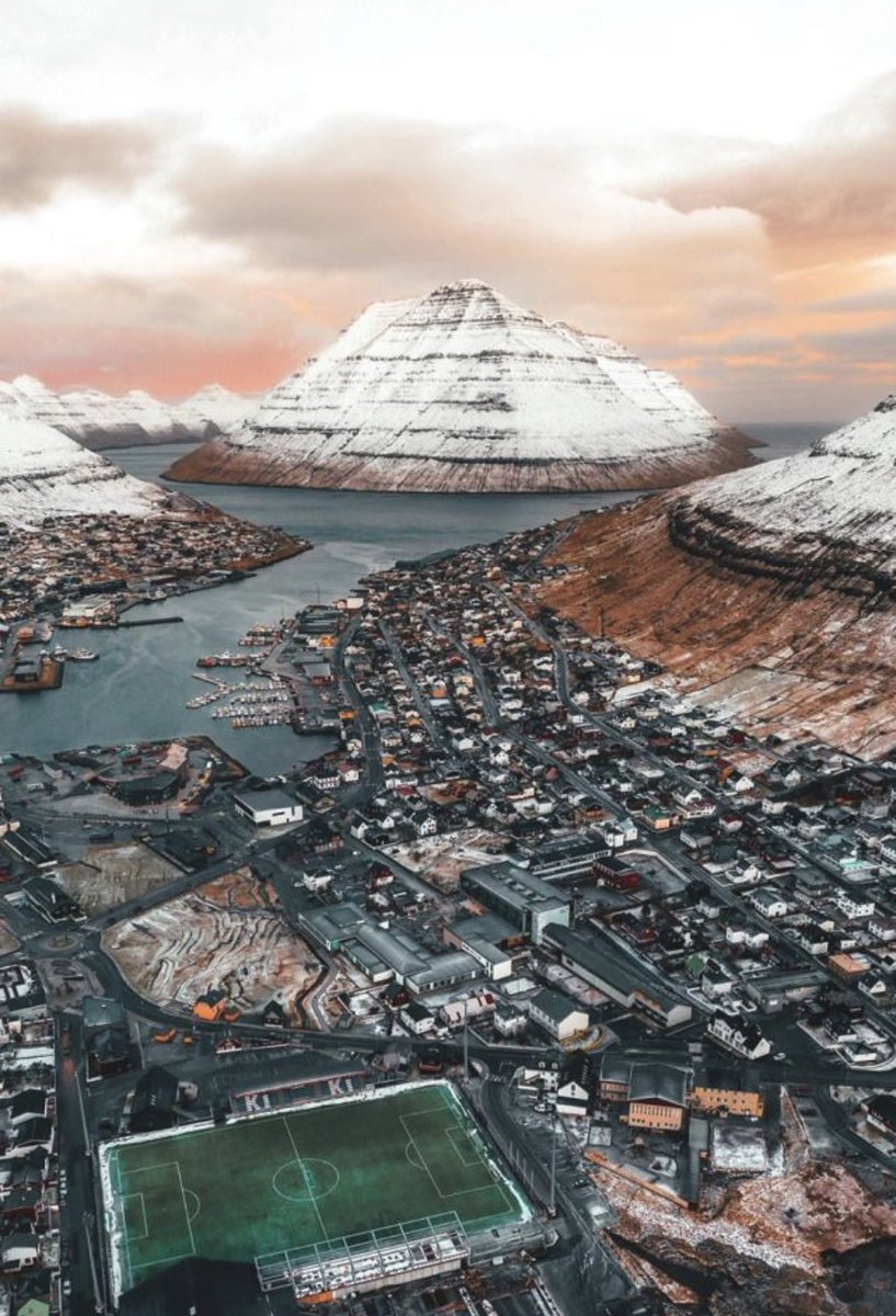 ufcfooty's tweet photo. 📍 Við Djúpumýrar, home to Klaksvíkar Ítróttarfelag 🇫🇴

No words needed tbh. Just look at it in the night 😍 https://t.co/BM21PhiCZj