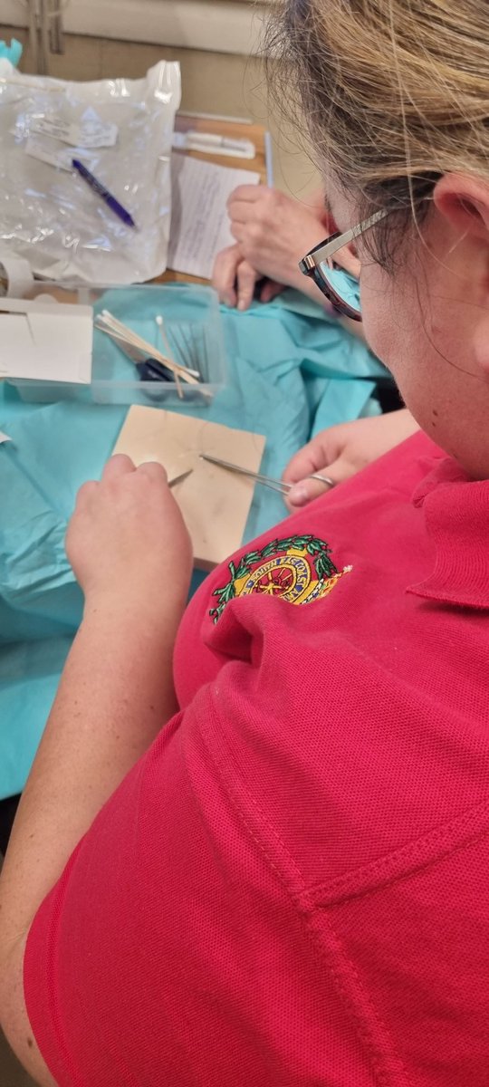 Great to host the first @SECambulanceCFR falls forum at Hastings tonight. CFRs learning all about wound care and how the trust's Specialist Paramedics treat wounds. A really useful session.