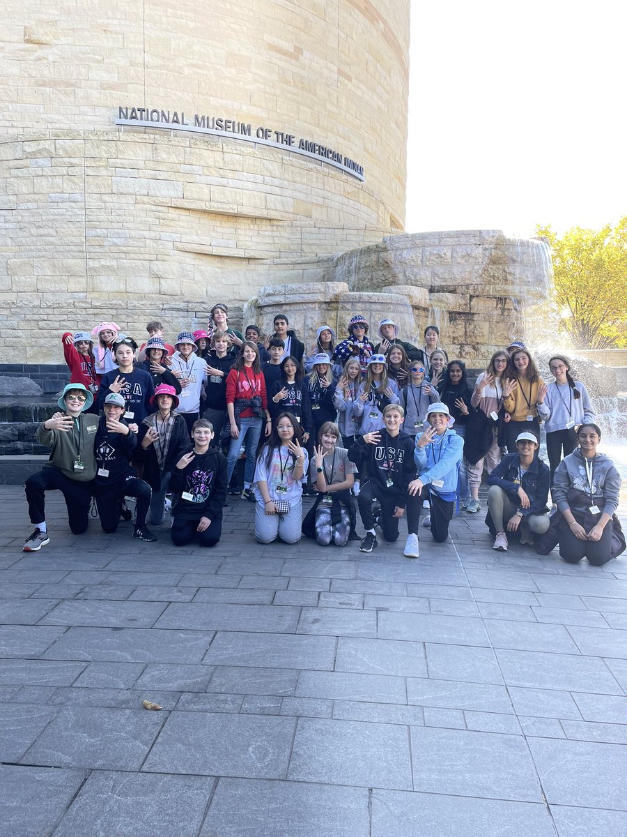wilch_beth's tweet photo. A little souvenir shopping and then the sculpture garden and Native American Museum. #bus4fun https://t.co/RuNT5ii9XD