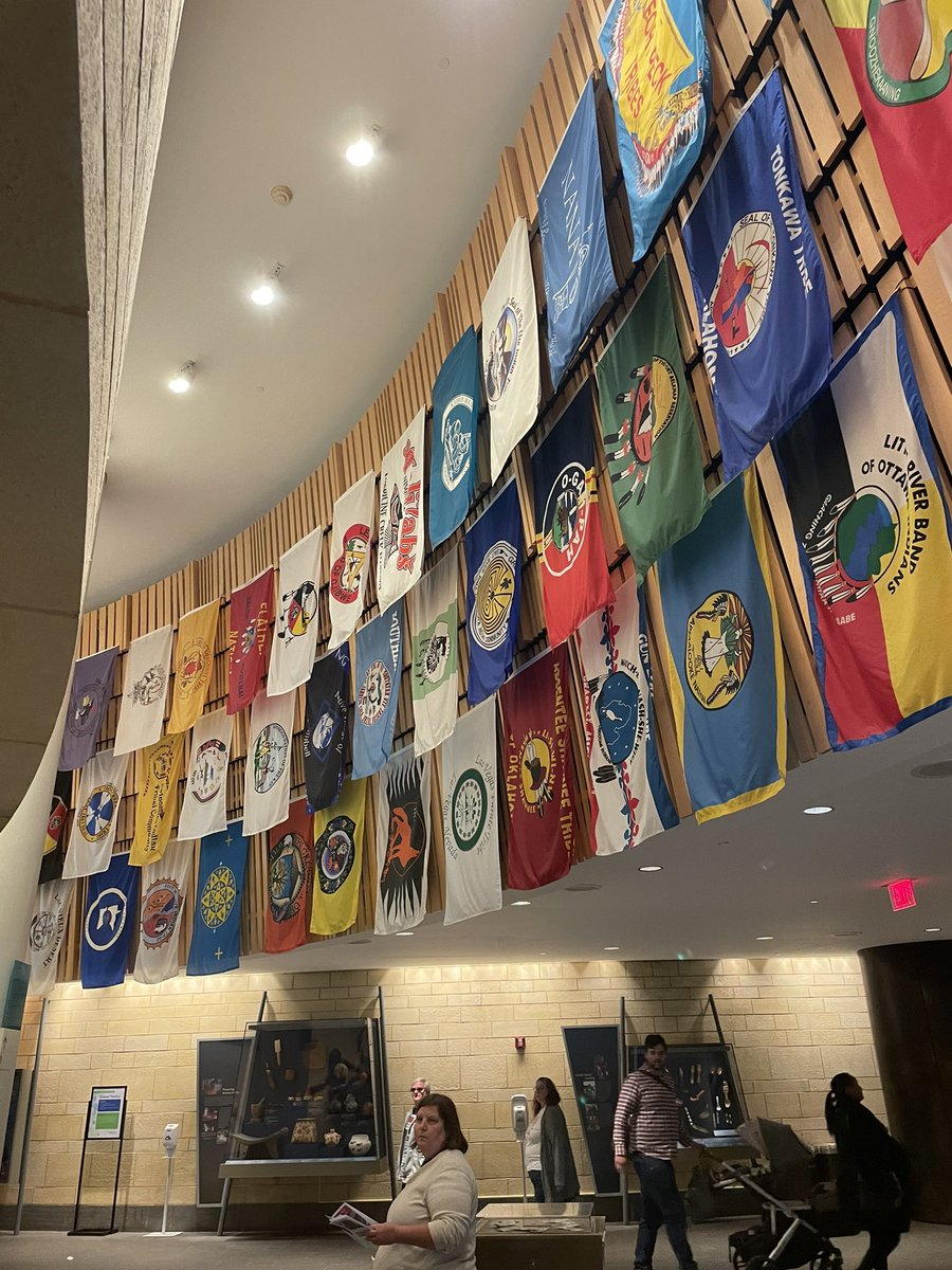 wilch_beth's tweet photo. A little souvenir shopping and then the sculpture garden and Native American Museum. #bus4fun https://t.co/RuNT5ii9XD