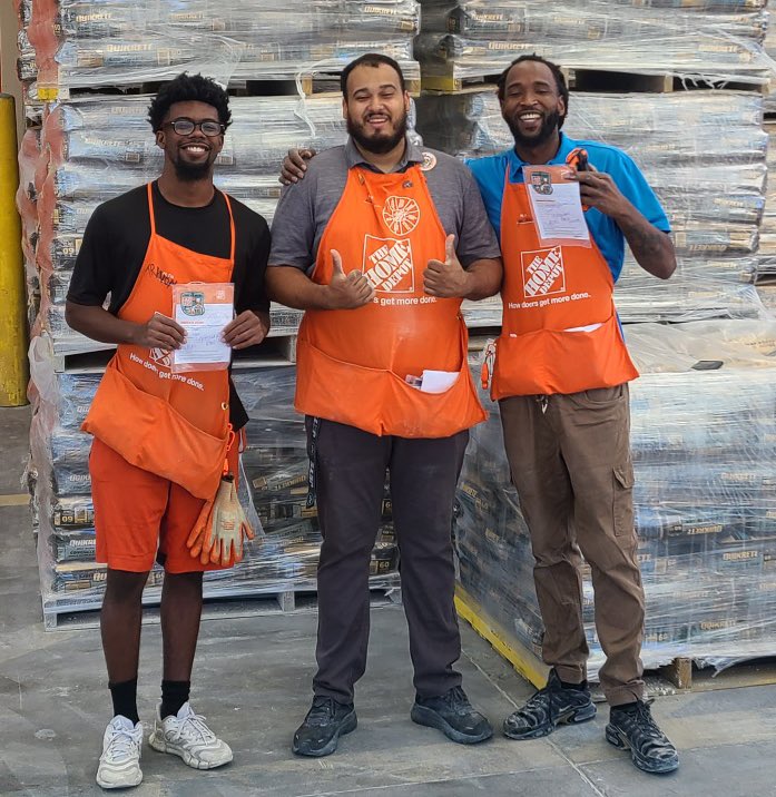 RonishaConnor19's tweet photo. Monthly B.R.A.V.O Winners ๐๐๐ .. Great Job D21 #BuildingStrongRelationships #DoingTheRight #TakingCareOfOurPeople https://t.co/tmD9jMvgqY