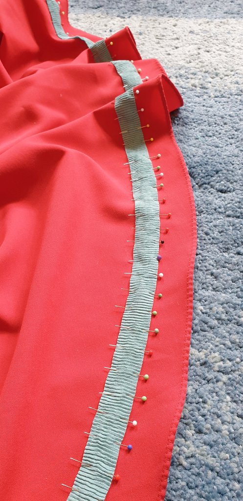 Daiyame's tweet photo. Super random, aber ich hab vor Wochen schon 3 Meter Gardine aufm Türkenmarkt geholt um meinen (1.) Petticoat aufzuhübschen. ✨
Und es hat sehr gut funktioniert & macht mich sehr glücklich. 😌
#DaiCraft #Cosplay stuff https://t.co/5NMdAMdrR0